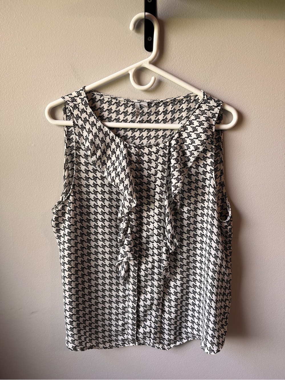 ELLE Black & White Ruffle Sleeveless Blouse – Size Large